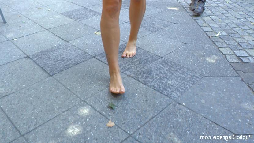15P Blondes Mädchen wird in der Öffentlichkeit oben ohne vorgeführt, bevor es zum öffentlichen Sex kommt