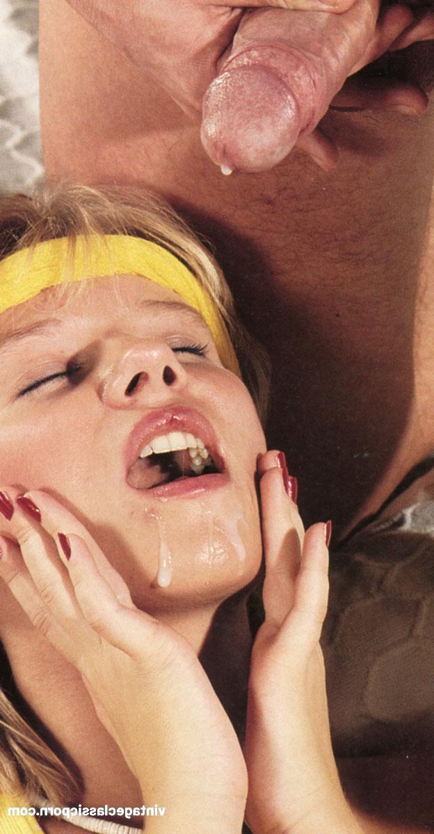 20P Colegial loira safada fica com a buceta e o cuzinho fodidos e faz um tratamento facial