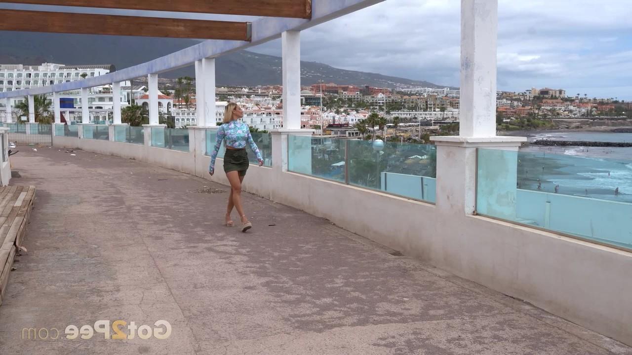 15P A loira Xantia levanta a minissaia para mijar no calçadão