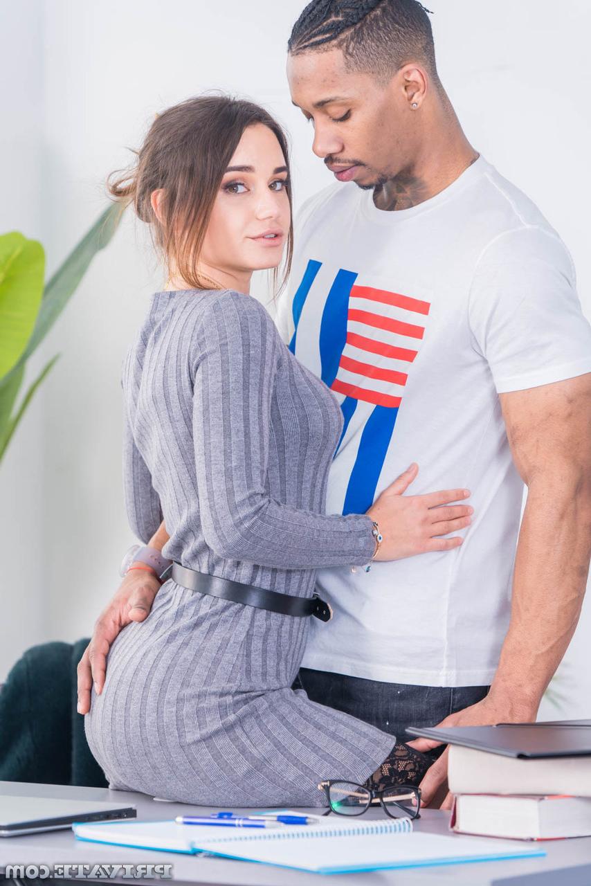 20P A morena sexy Lana Roy faz sexo interracial selvagem com um garanhão negro