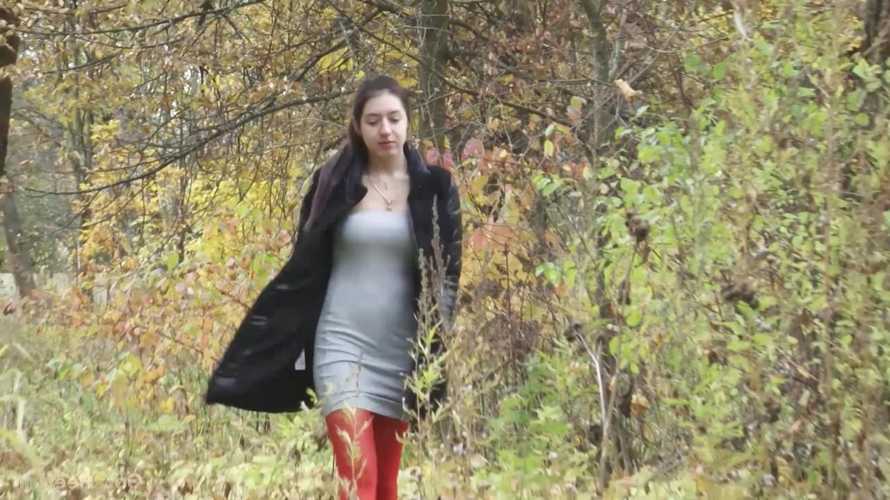 15P A garota branca Diana Sweet puxa a meia-calça vermelha para fazer xixi atrás de um prédio