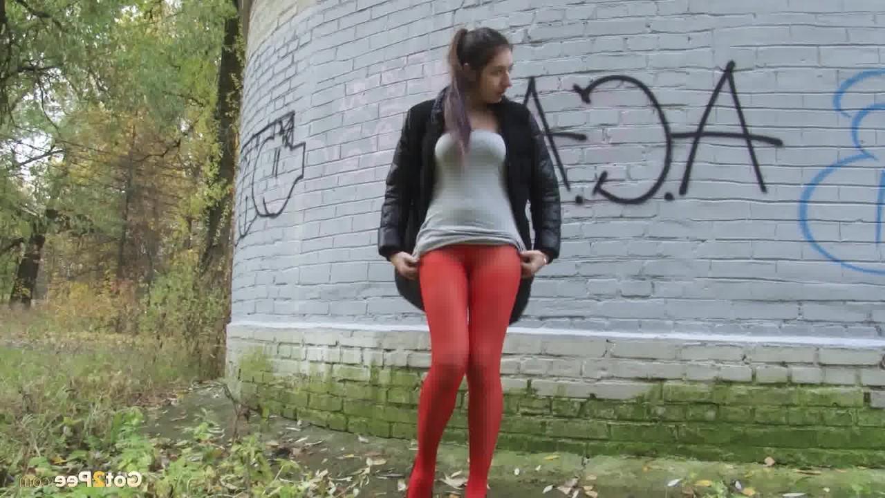 15P A garota branca Diana Sweet puxa a meia-calça vermelha para fazer xixi atrás de um prédio
