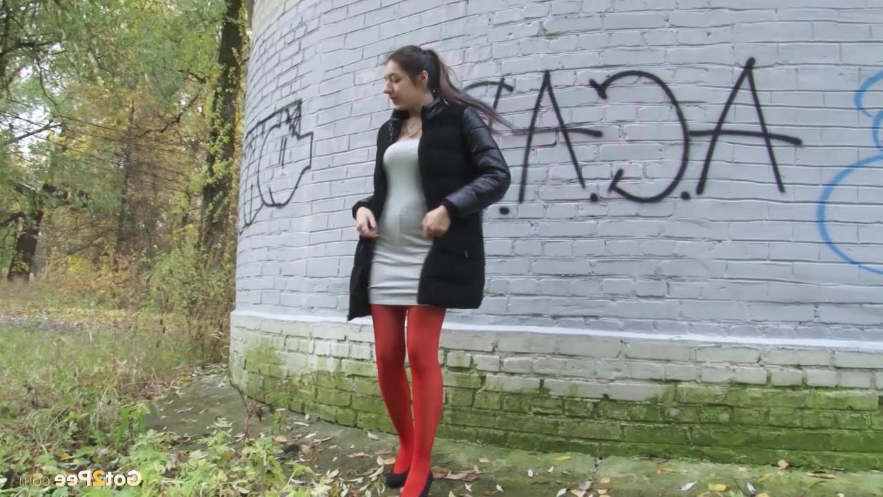 15P A garota branca Diana Sweet puxa a meia-calça vermelha para fazer xixi atrás de um prédio