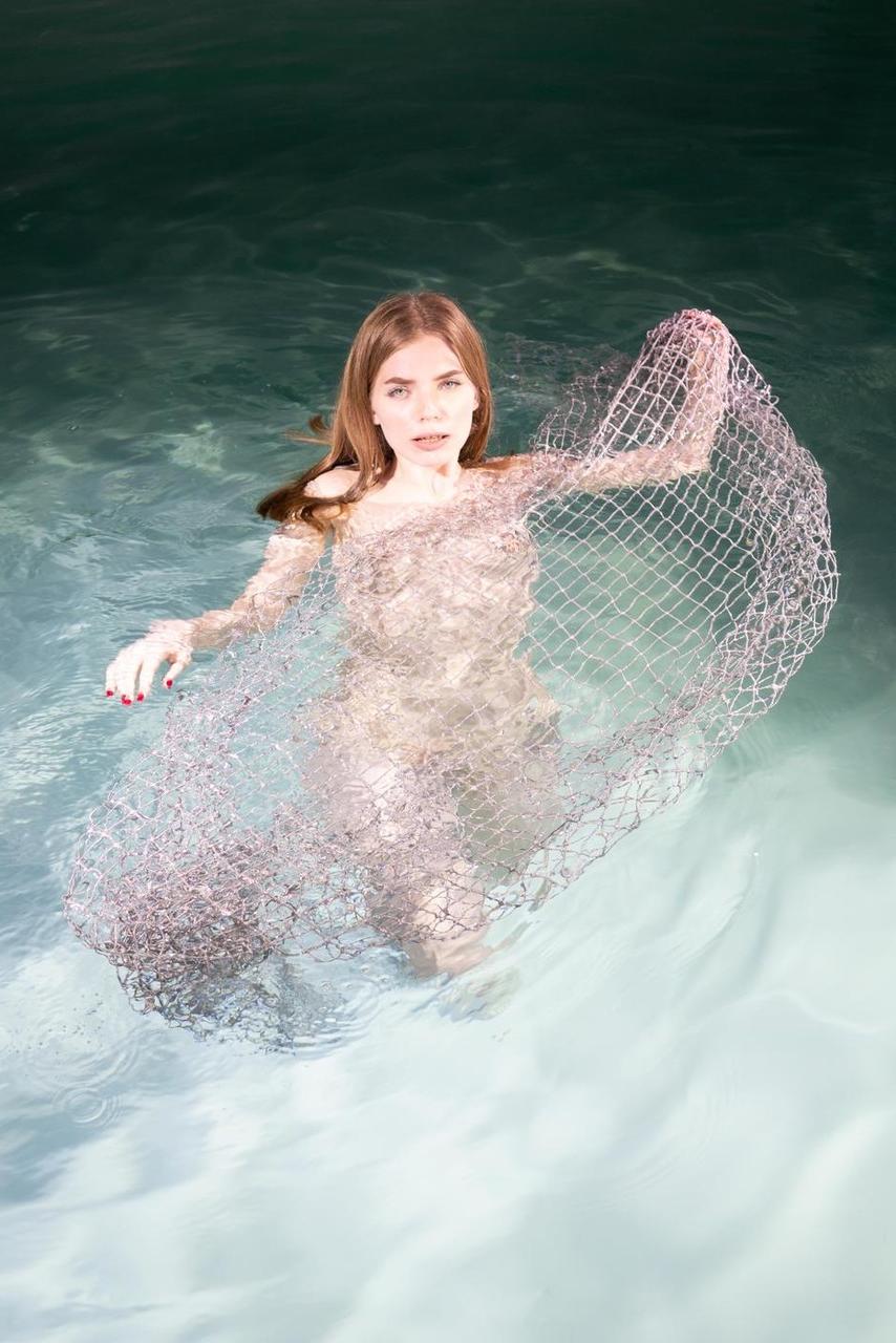 20P La modelo de ojos azules Liza Free posa desnuda y con un vestido transparente en la piscina