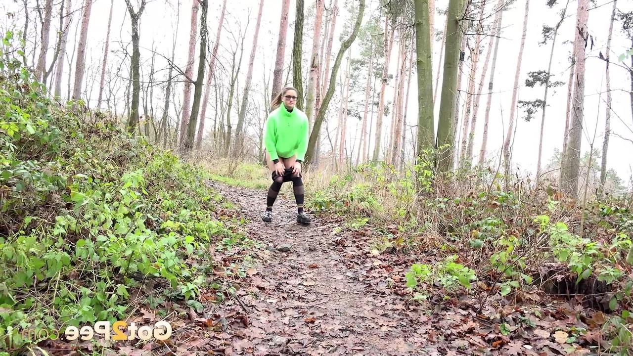 15P A garota branca Barbara Bieber é pega mijando em um caminho na floresta