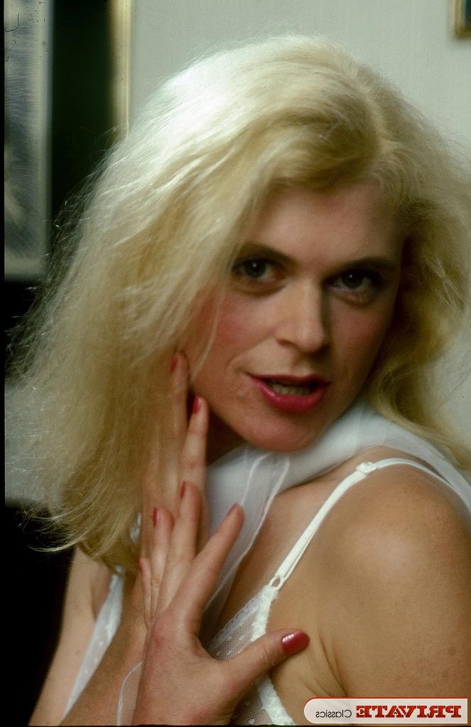 14P Blonde lady from the good ol' 80s fucks her man after he gets home from work