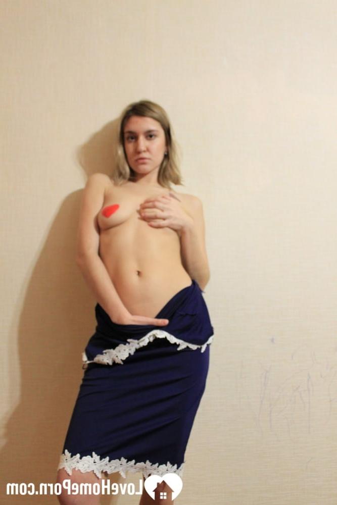 20P Une amatrice sexy exhibe son gros butin et se doigte dans un strip-tease torride
