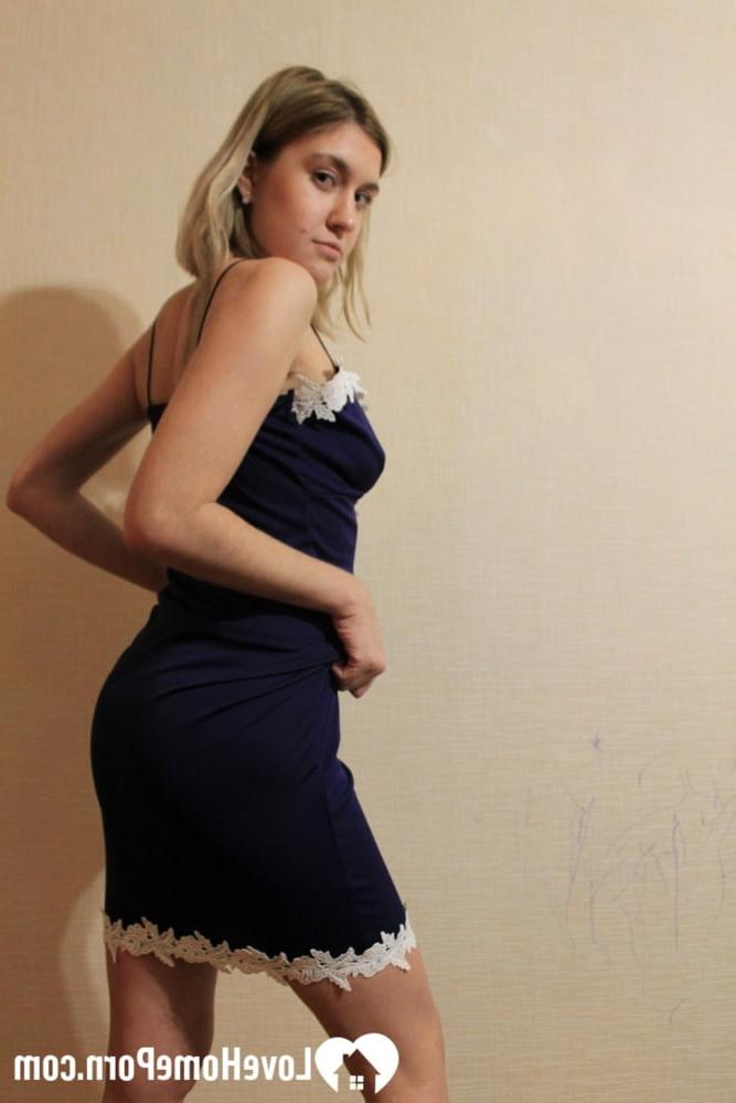 20P Une amatrice sexy exhibe son gros butin et se doigte dans un strip-tease torride