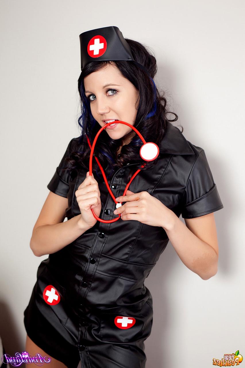 15P Die brünette Krankenschwester Andi Land hat Lesbensex mit Sarah Peachez
