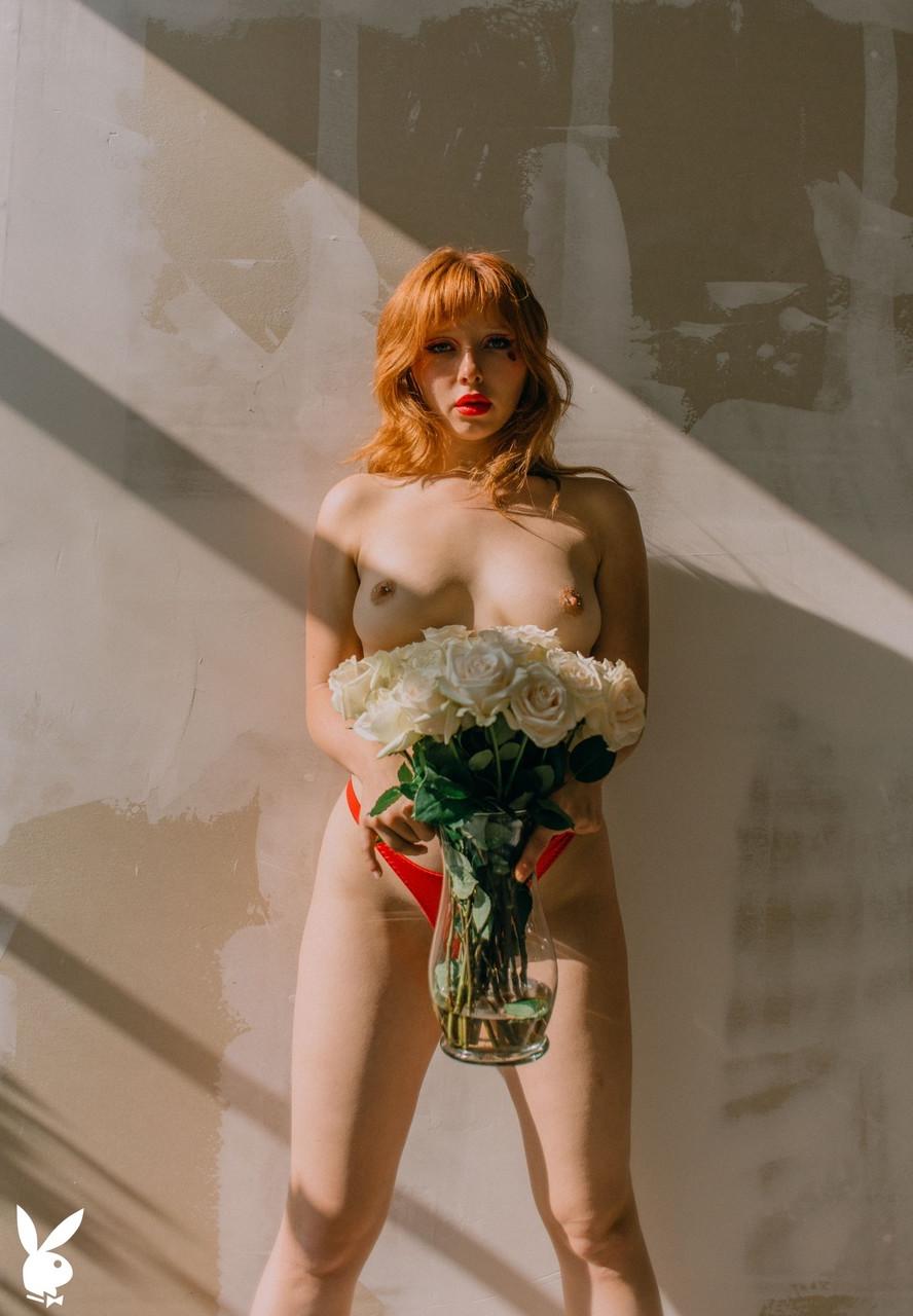 20P A pequena amadora Eve Harper tira sua lingerie vermelha e mostra sua bunda grande