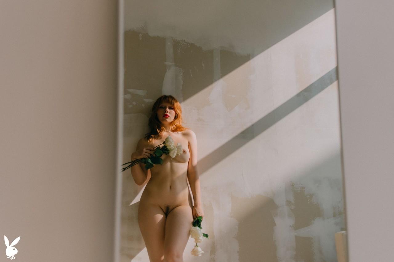 20P A pequena amadora Eve Harper tira sua lingerie vermelha e mostra sua bunda grande