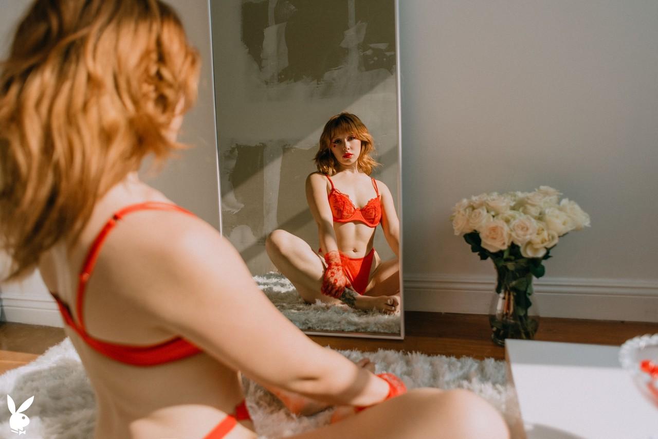 20P A pequena amadora Eve Harper tira sua lingerie vermelha e mostra sua bunda grande