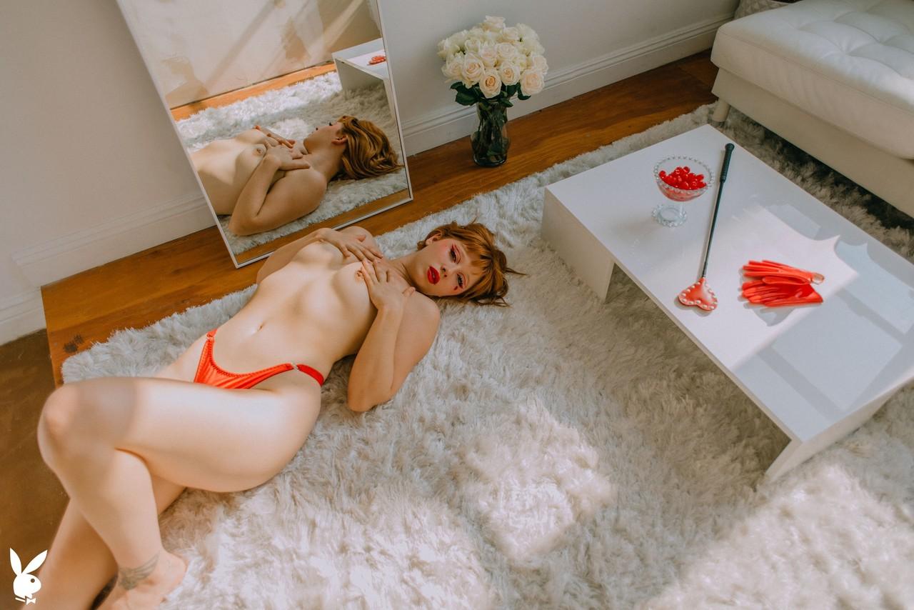 20P A pequena amadora Eve Harper tira sua lingerie vermelha e mostra sua bunda grande