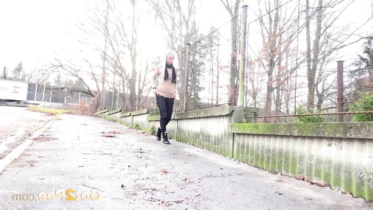 15P Die platinblonde Lilly pisst dringend auf einer öffentlichen Straße