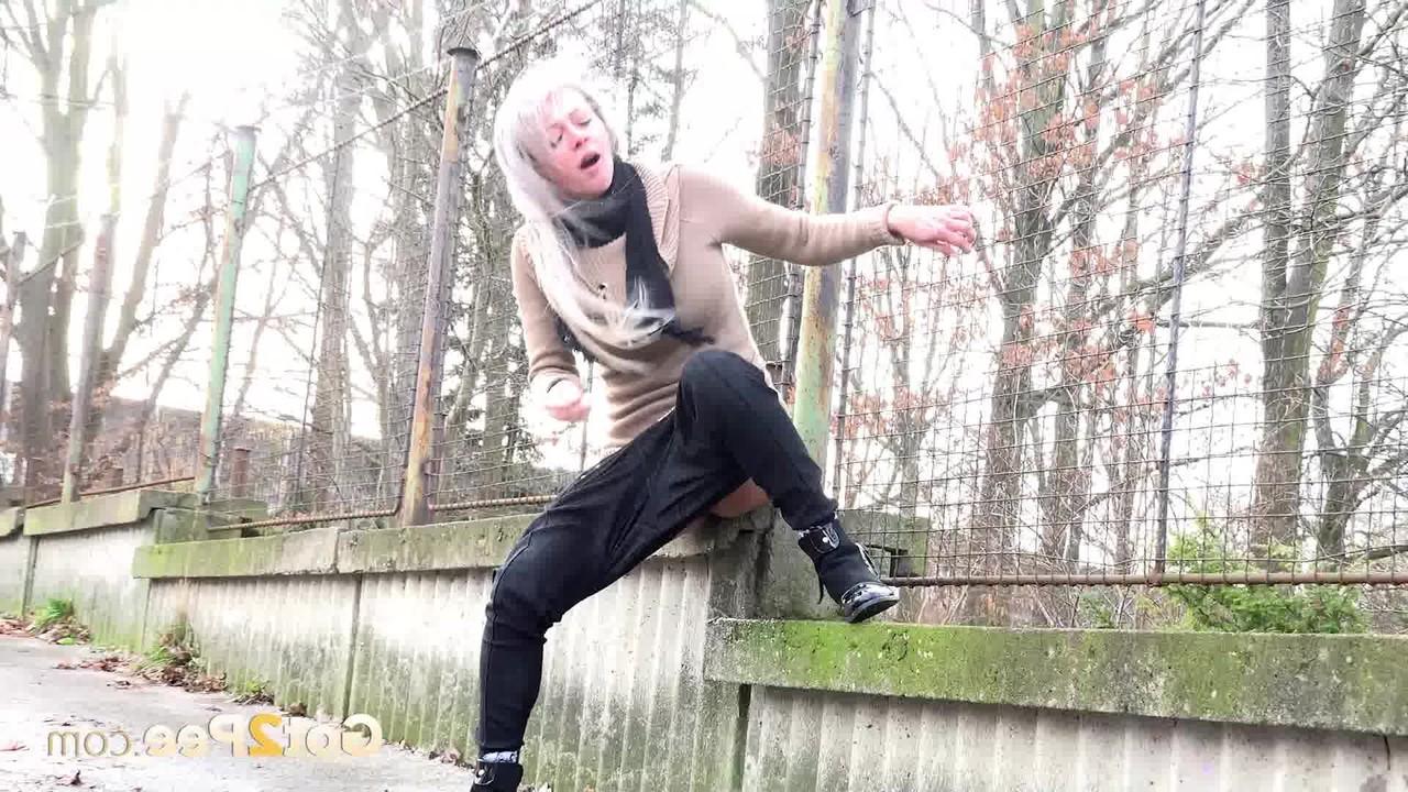 15P Die platinblonde Lilly pisst dringend auf einer öffentlichen Straße