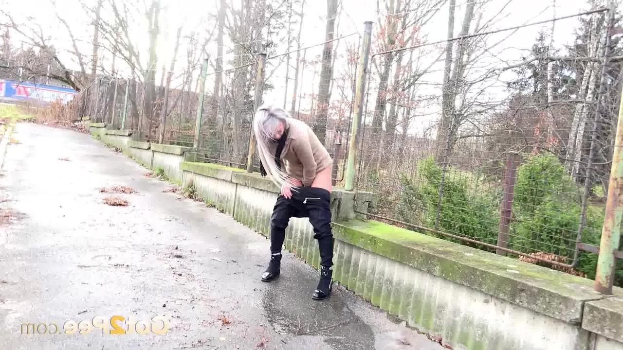 15P Die platinblonde Lilly pisst dringend auf einer öffentlichen Straße