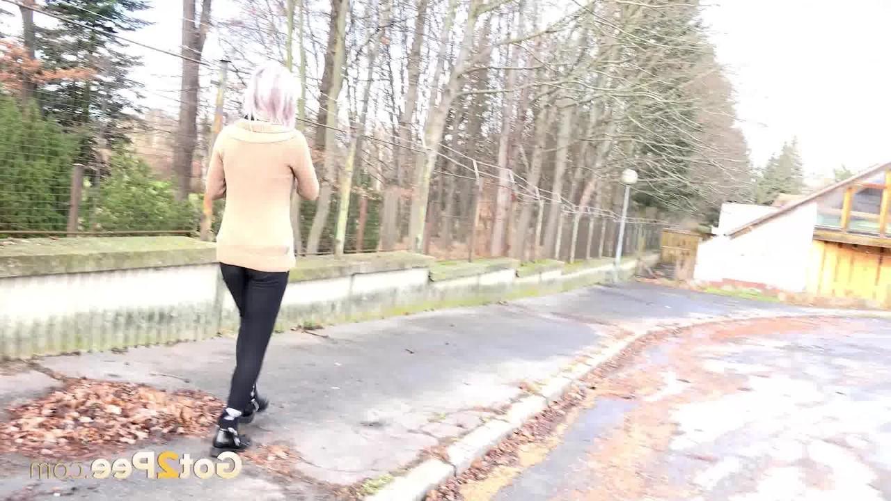 15P Die platinblonde Lilly pisst dringend auf einer öffentlichen Straße