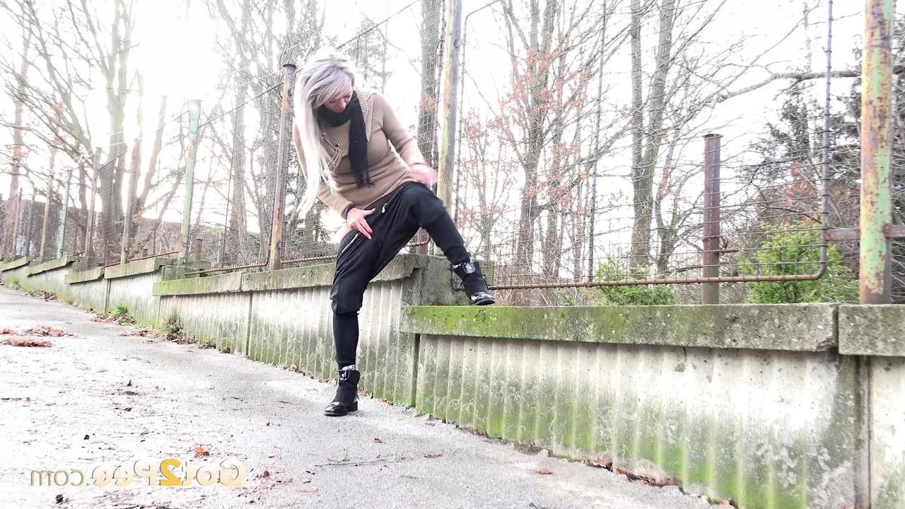 15P Die platinblonde Lilly pisst dringend auf einer öffentlichen Straße