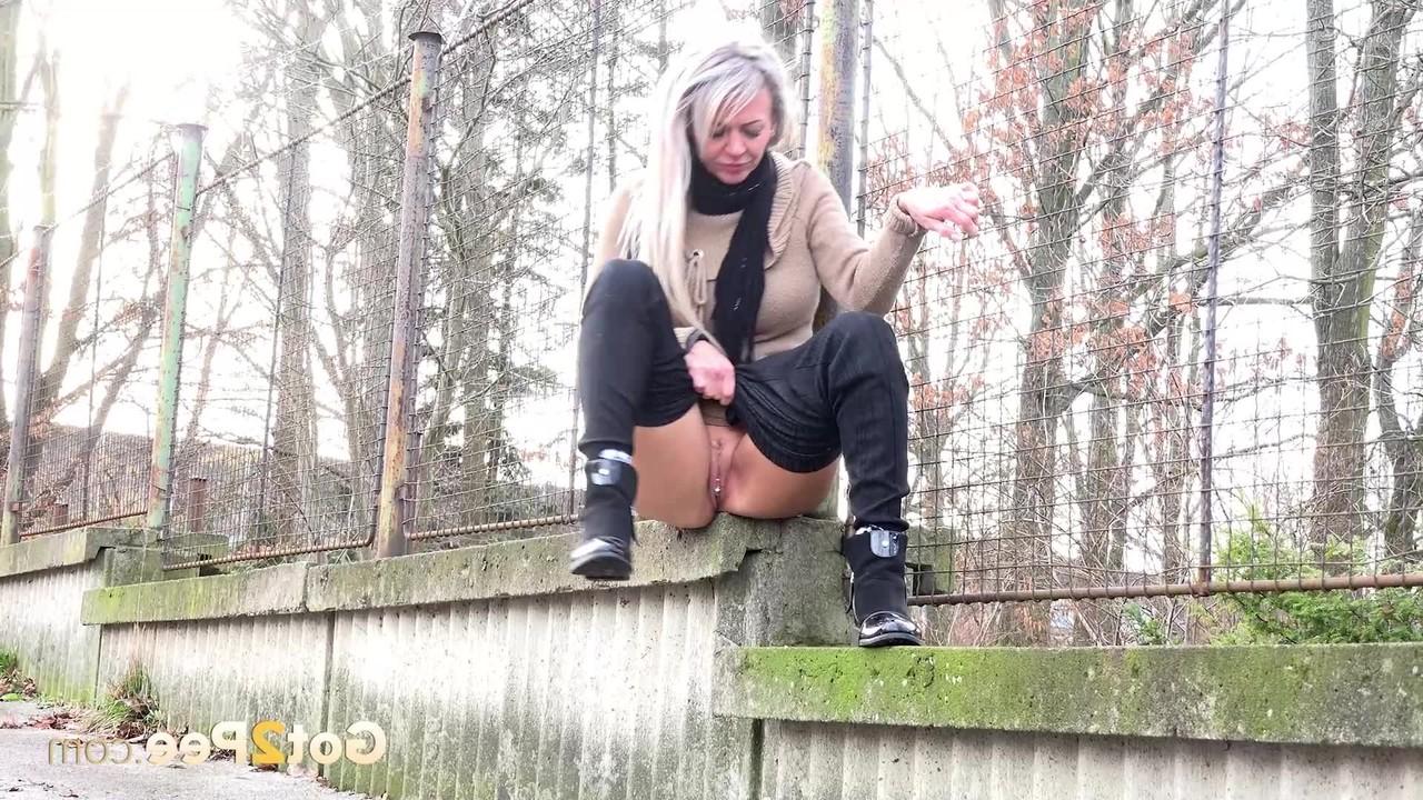 15P Die platinblonde Lilly pisst dringend auf einer öffentlichen Straße