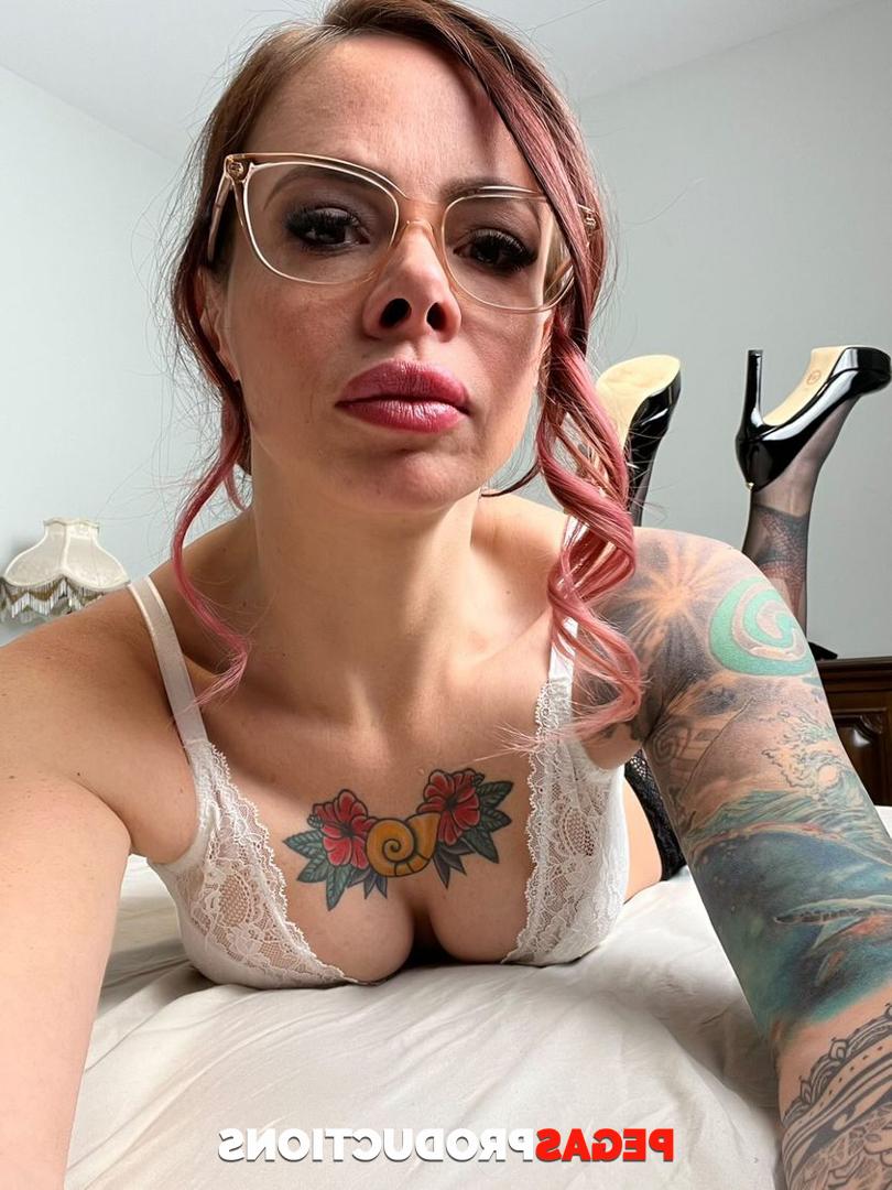 20P Die sexy Lehrerin mit Brille Lili Cocksinhell zieht sich aus und zeigt ihren heißen, tätowierten Körper