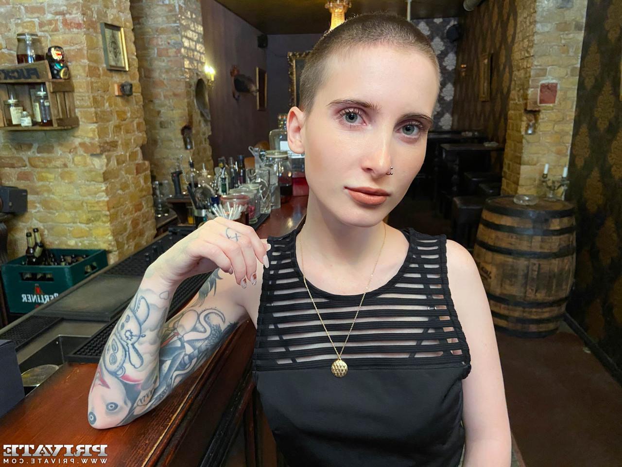 12P A garota tatuada Lou Nesbit ostenta um corte de cabelo durante o sexo dentro de um pub