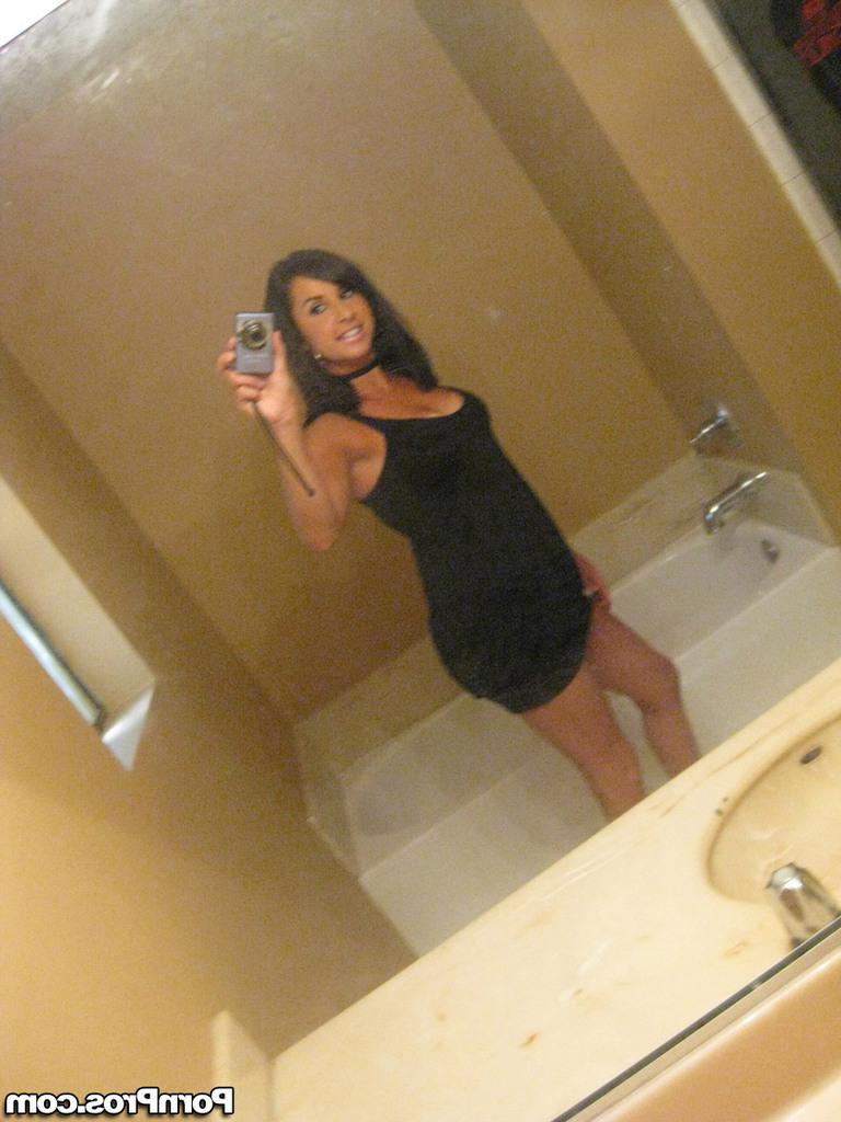16P La ex novia de pelo oscuro Sarah Copafeel hace un striptease lento en el baño