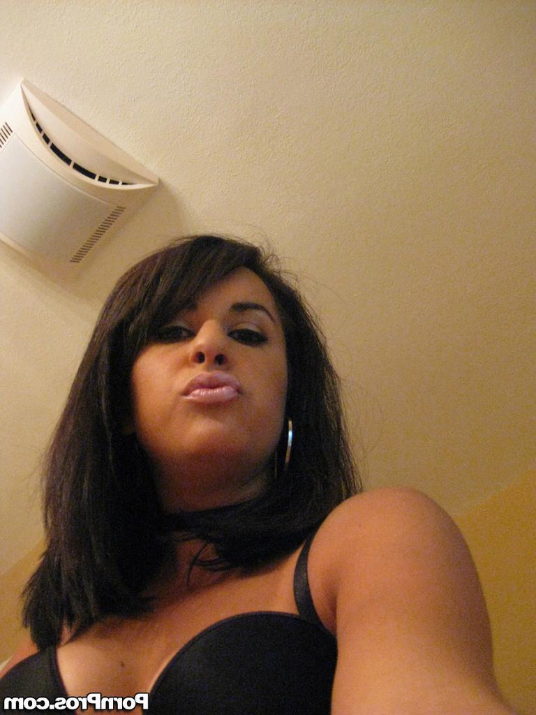16P La ex novia de pelo oscuro Sarah Copafeel hace un striptease lento en el baño
