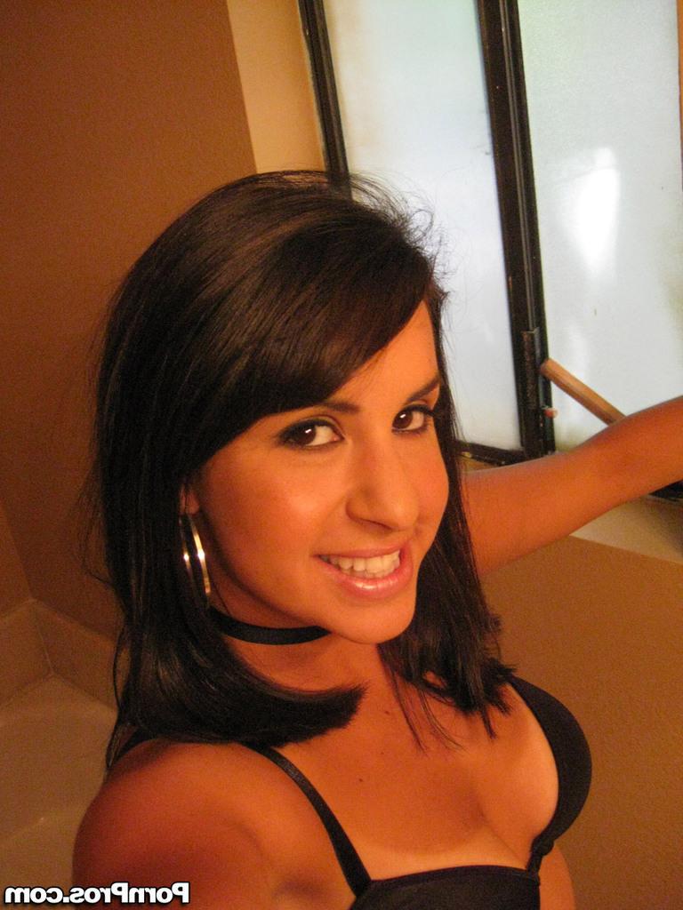 16P La ex novia de pelo oscuro Sarah Copafeel hace un striptease lento en el baño