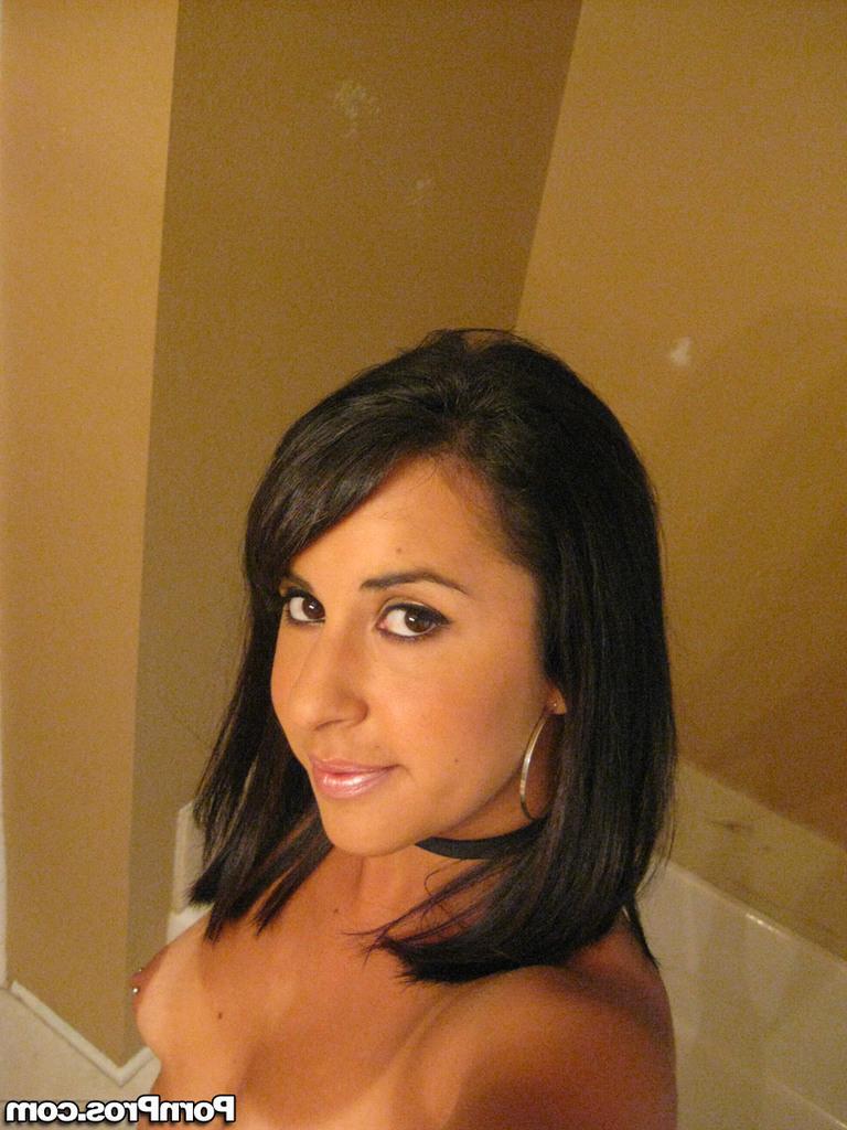 16P La ex novia de pelo oscuro Sarah Copafeel hace un striptease lento en el baño