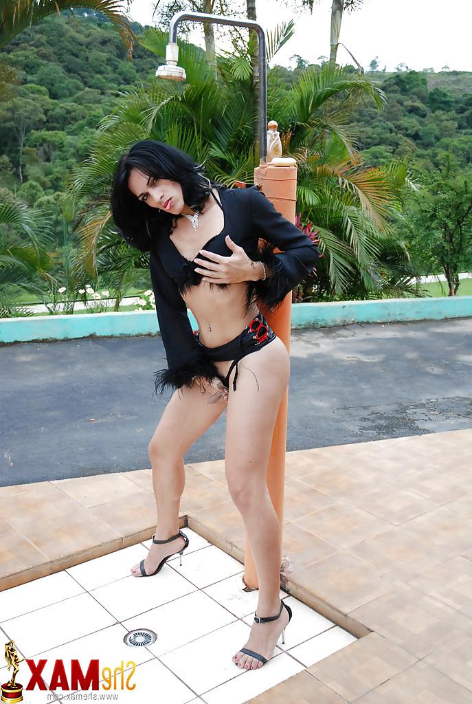 16P Solo morena tranny Marcia Kelly excluindo ao ar livre para se masturbar