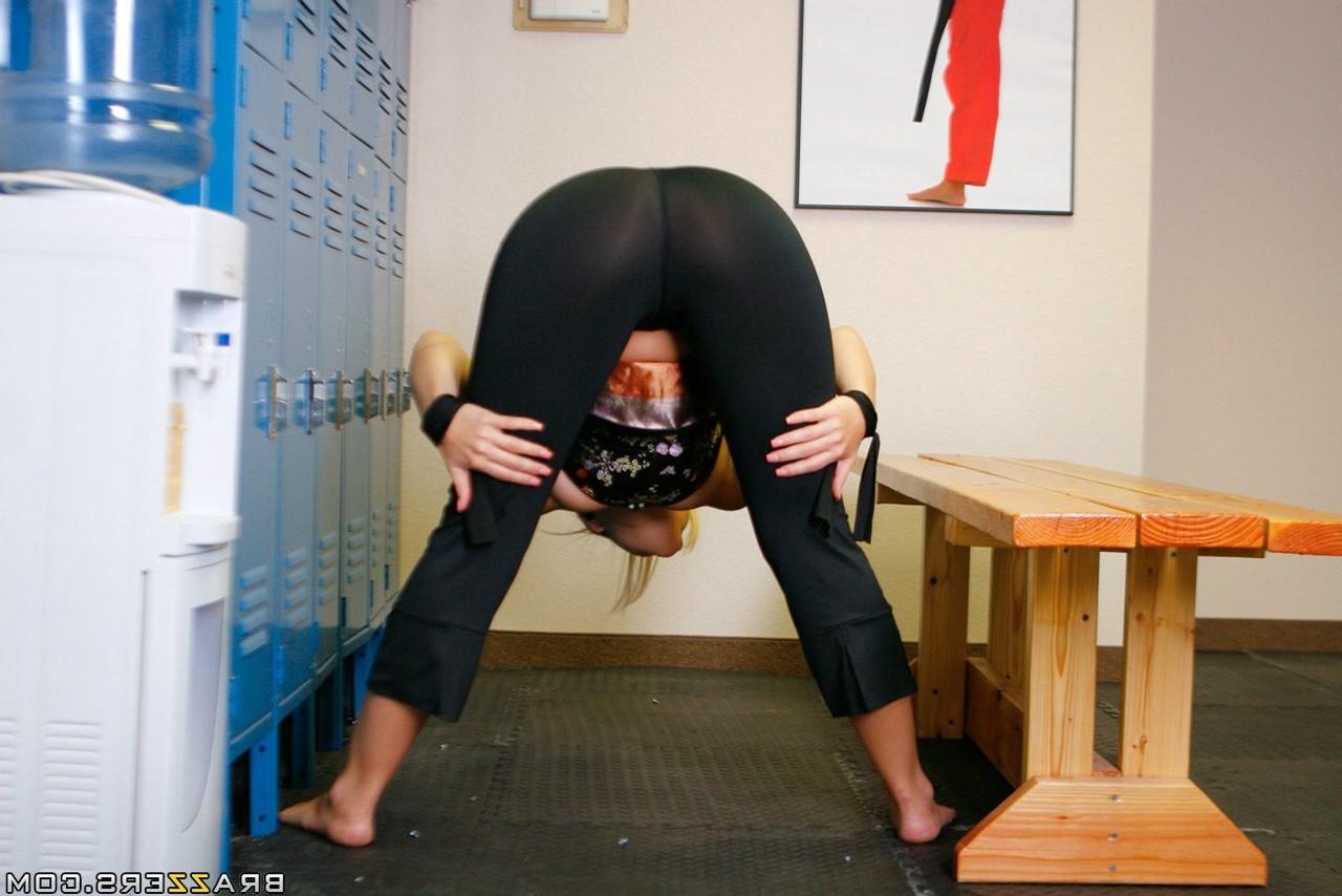 17P L'artiste martiale blonde Alexis Texas se déshabille dans les vestiaires et montre son cul chaud.