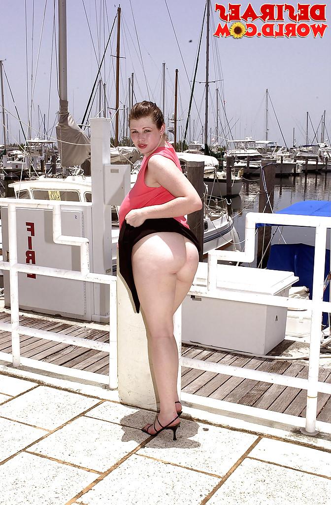 15P Der pralle Pornostar Desirae zeigt ihre riesigen Titten und ihre Upskirt-Muschi am Bootssteg