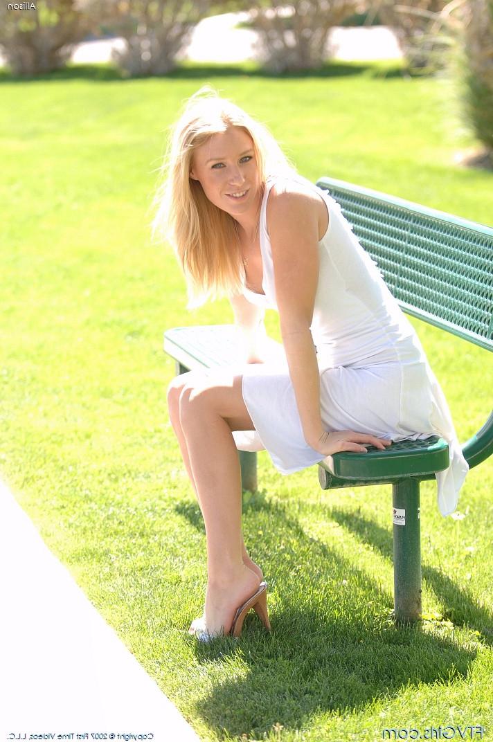20P Die freche, vollbusige Blondine Allison spielt mit ihrem Coochie und zeigt ihre Füße am Pool
