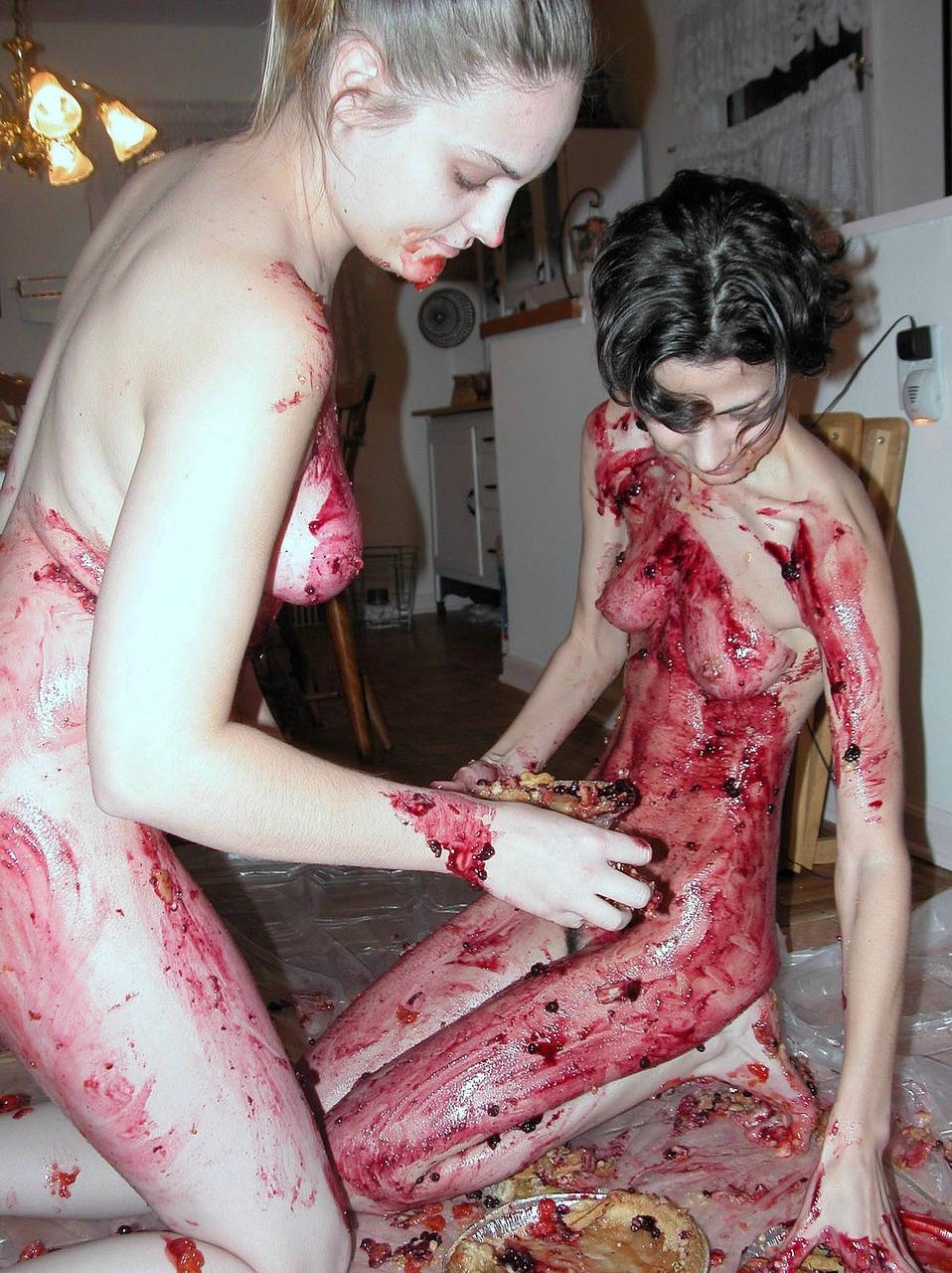 20P Las lesbianas Roxanne y Danni se untan el cuerpo desnudo con pasteles de frutas