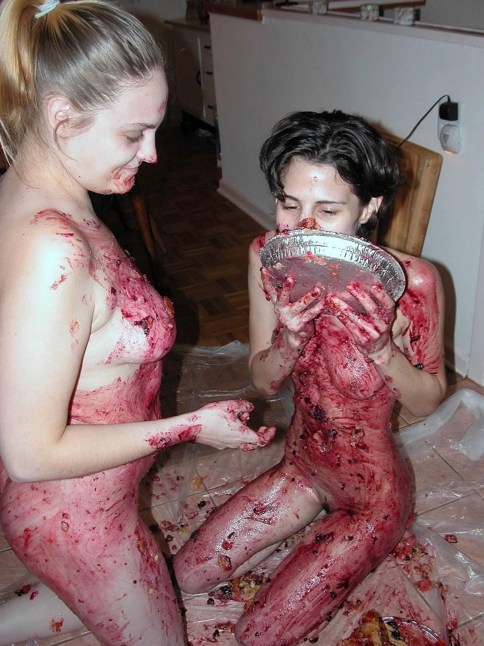 20P Las lesbianas Roxanne y Danni se untan el cuerpo desnudo con pasteles de frutas