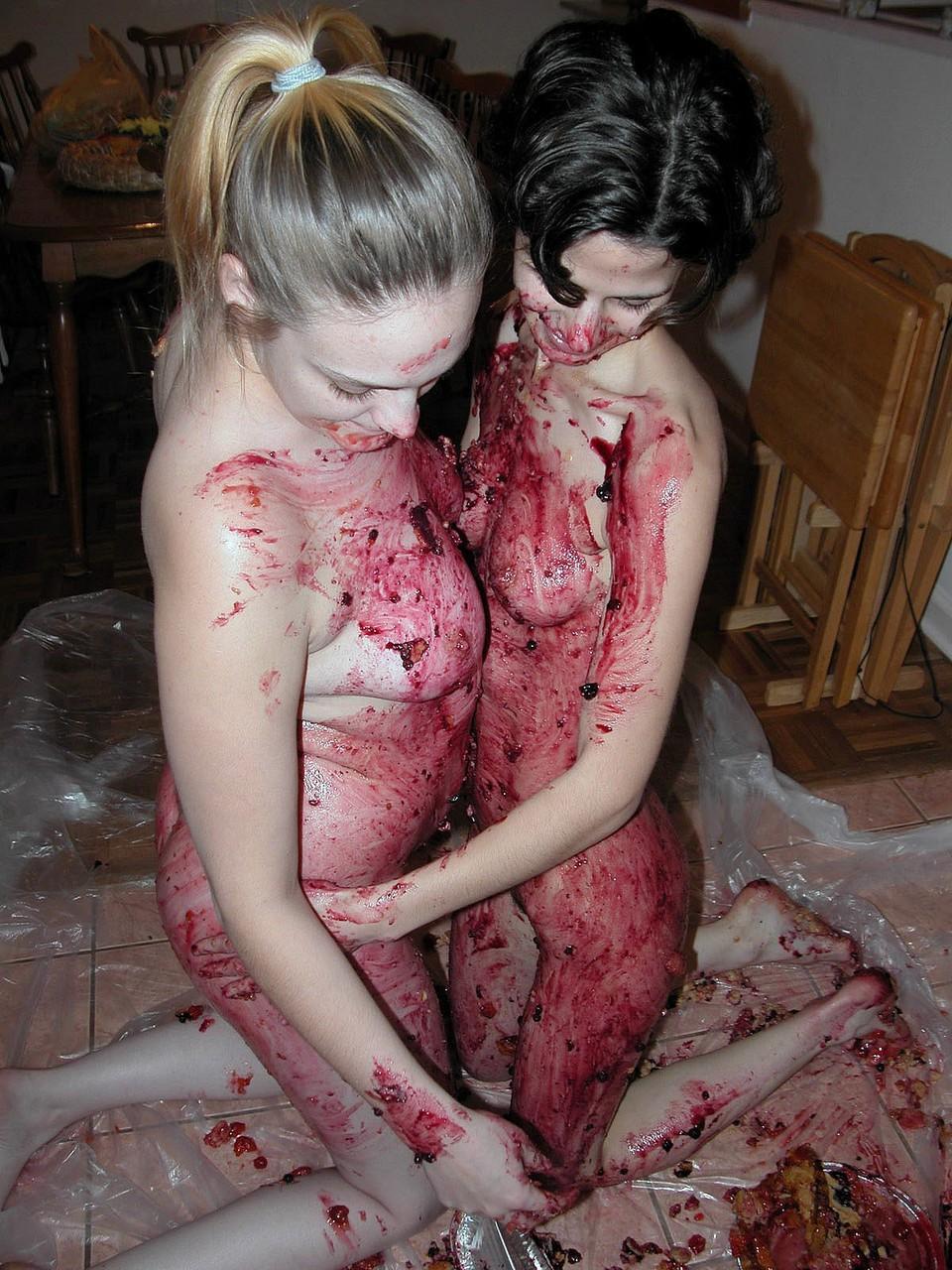 20P Las lesbianas Roxanne y Danni se untan el cuerpo desnudo con pasteles de frutas