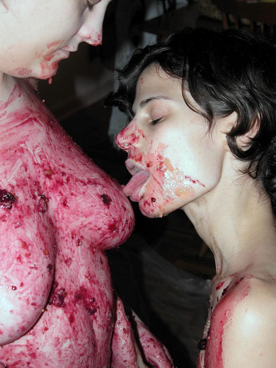 20P Las lesbianas Roxanne y Danni se untan el cuerpo desnudo con pasteles de frutas
