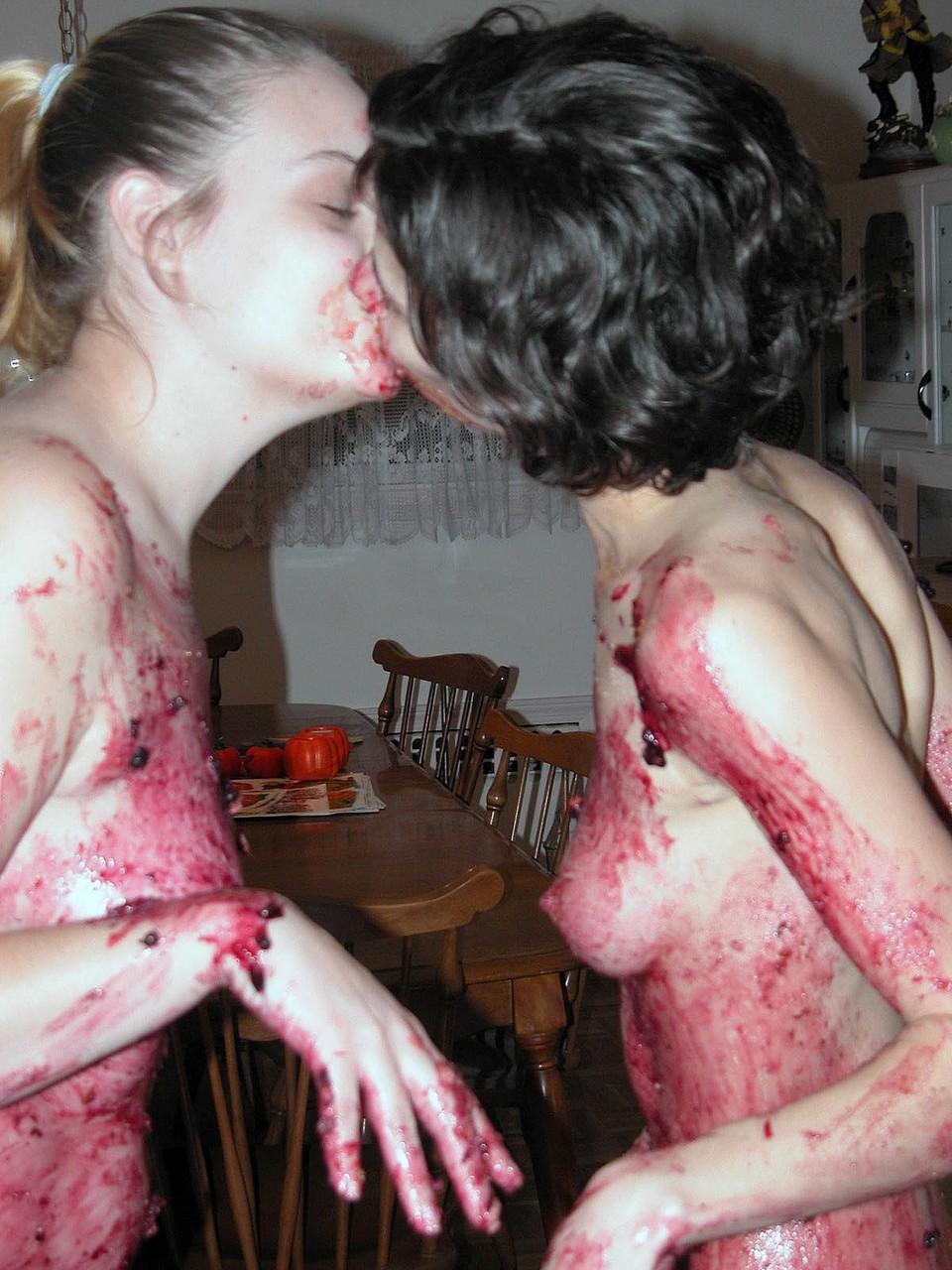 20P Las lesbianas Roxanne y Danni se untan el cuerpo desnudo con pasteles de frutas