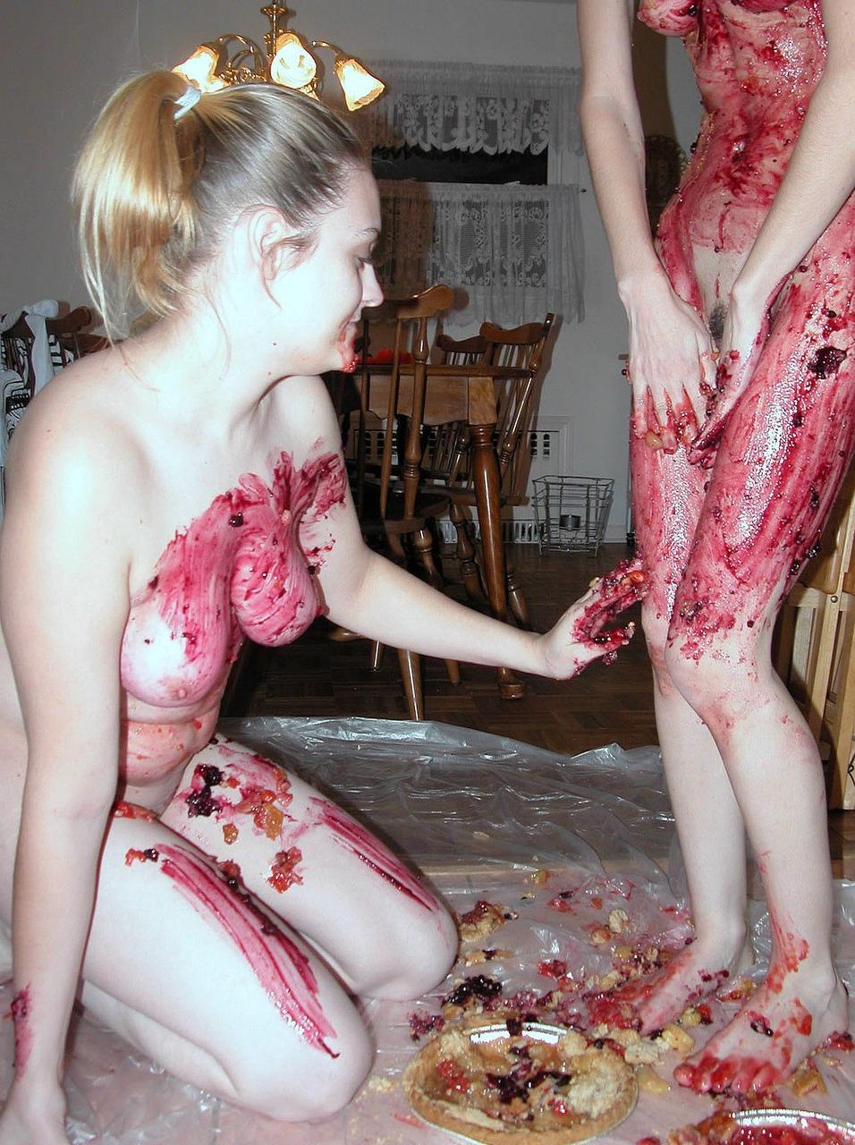 20P Las lesbianas Roxanne y Danni se untan el cuerpo desnudo con pasteles de frutas