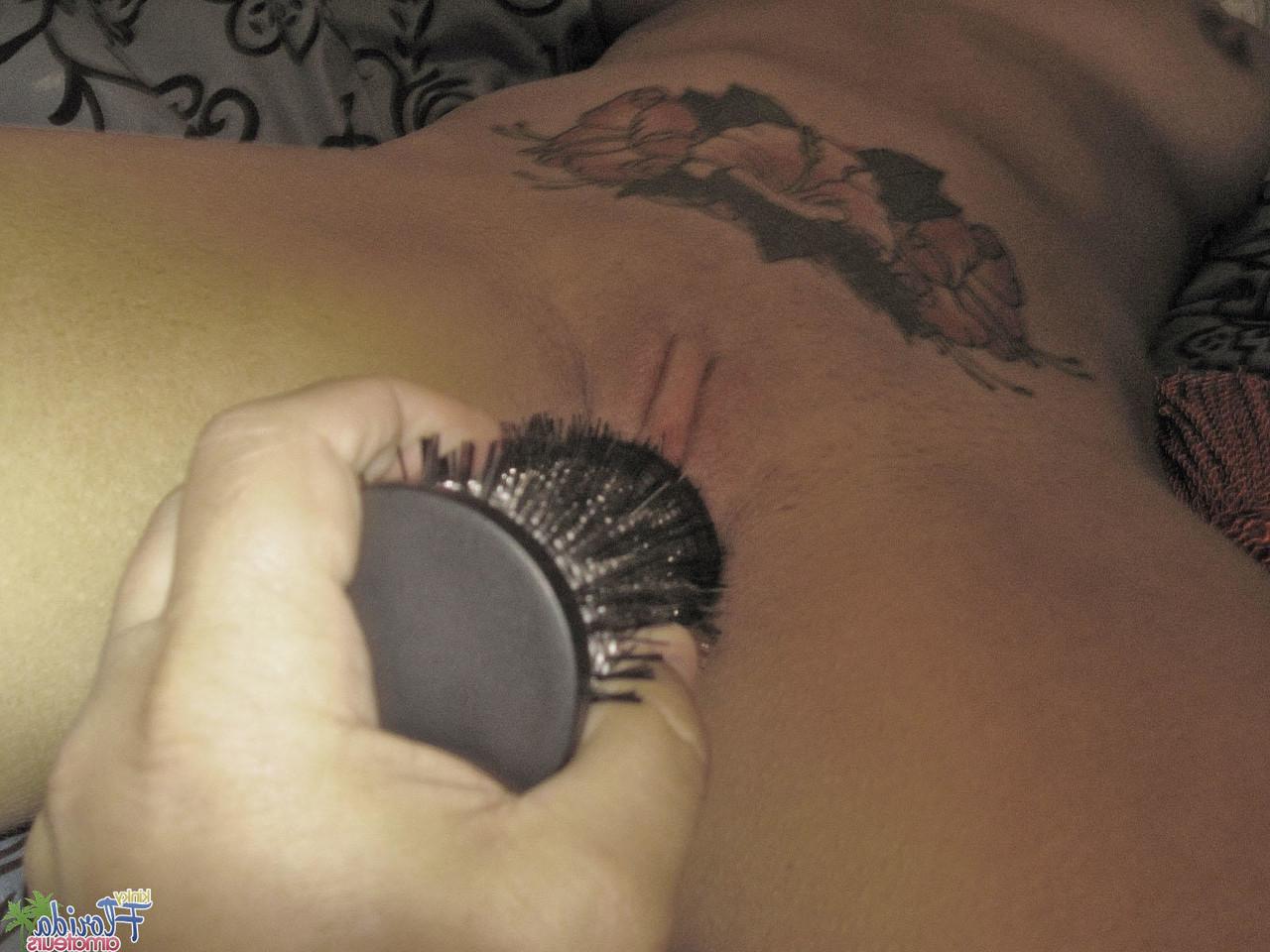 12P A loira tatuada Morisa faz cócegas e se masturba enquanto está amarrada a uma cama