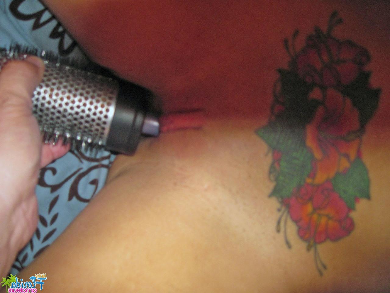 12P A loira tatuada Morisa faz cócegas e se masturba enquanto está amarrada a uma cama