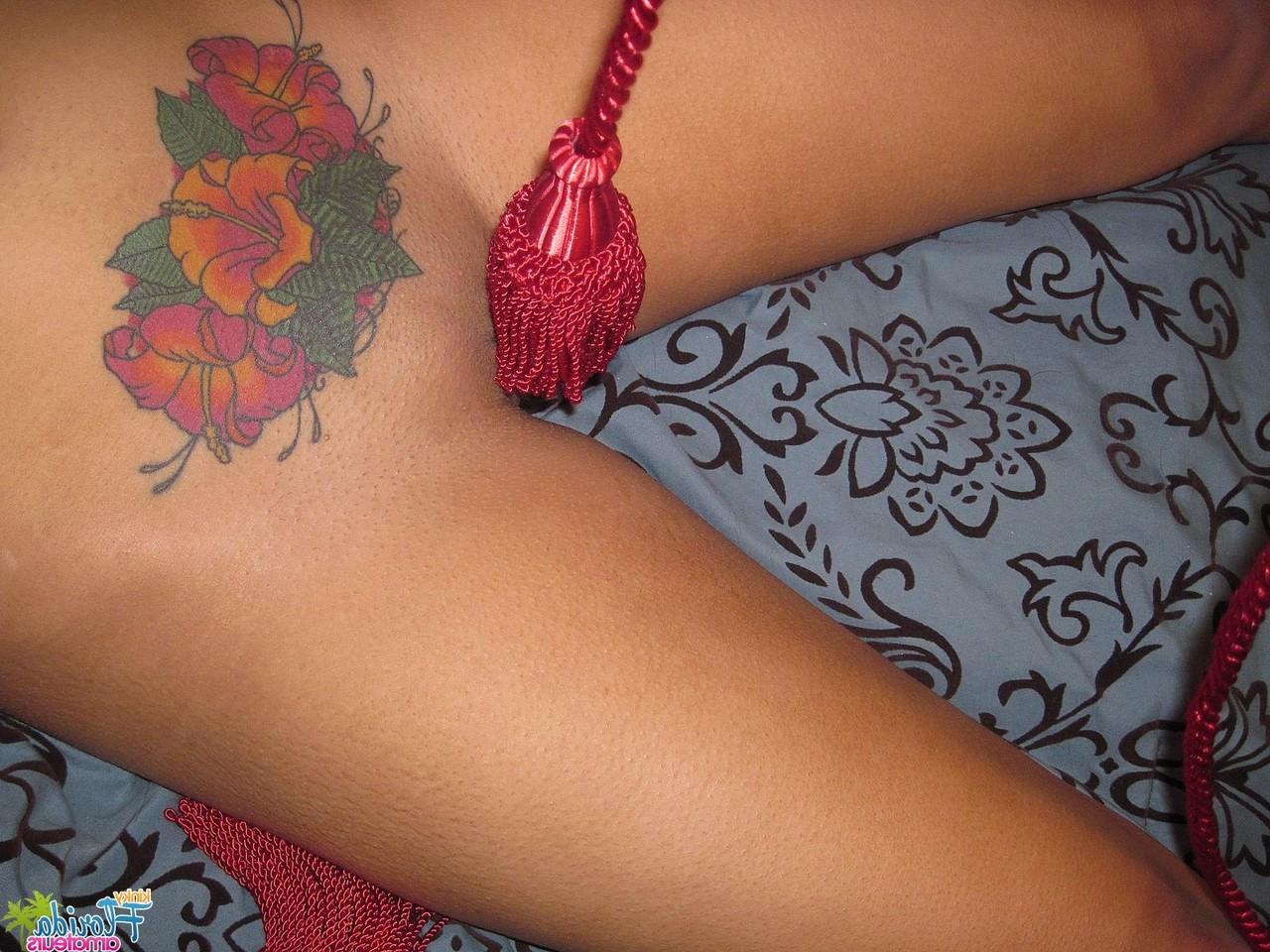 12P A loira tatuada Morisa faz cócegas e se masturba enquanto está amarrada a uma cama
