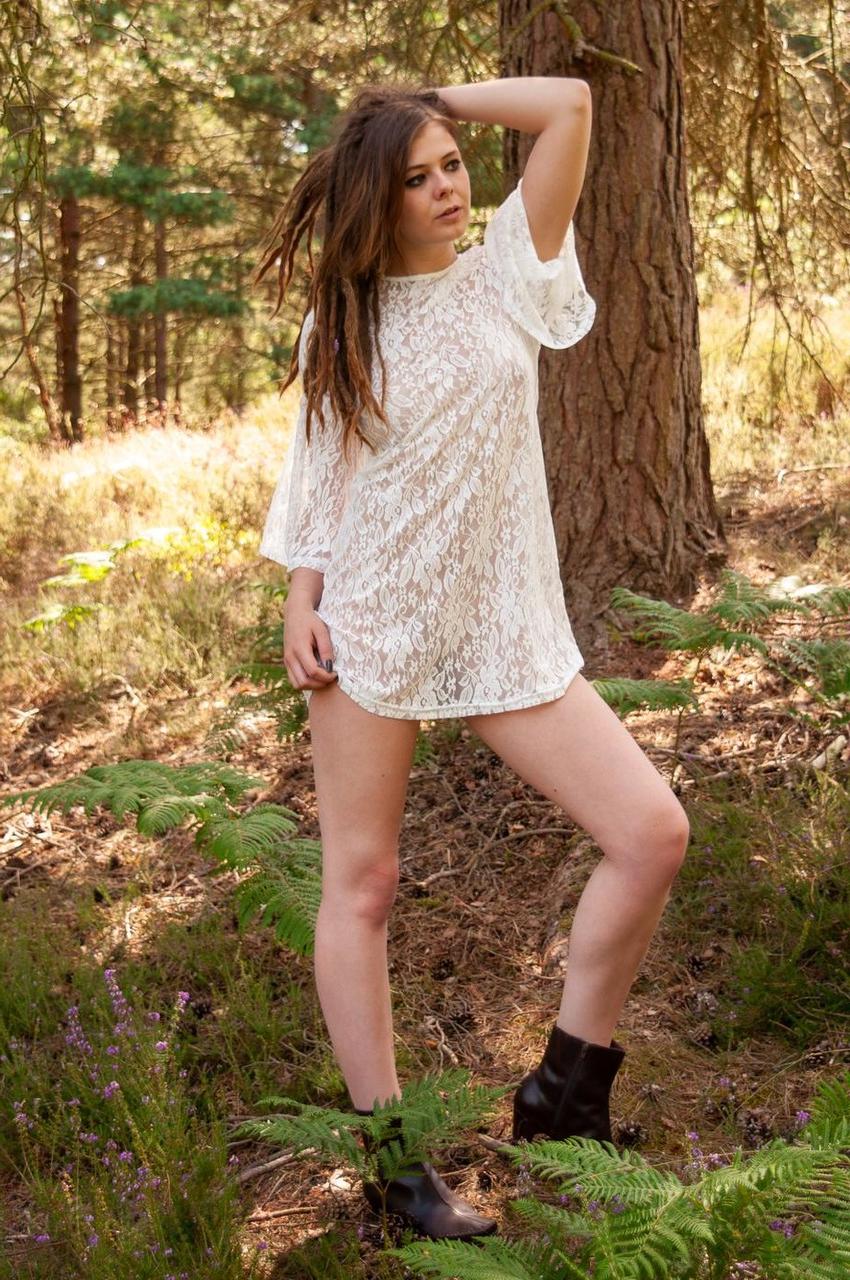 20P Une fille sexy montre son cul serré tout en se taquinant dans une robe courte en plein air