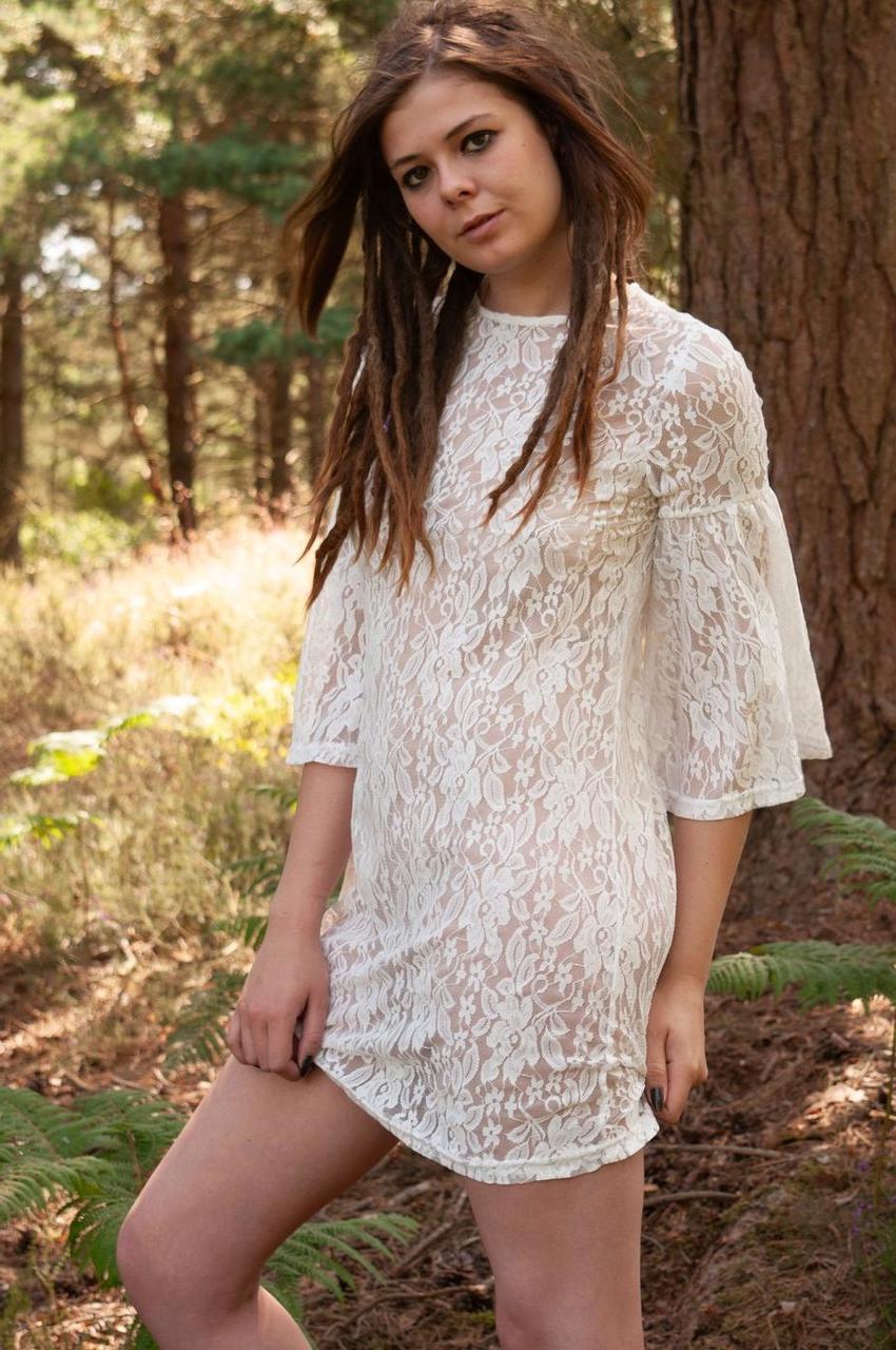 20P Une fille sexy montre son cul serré tout en se taquinant dans une robe courte en plein air