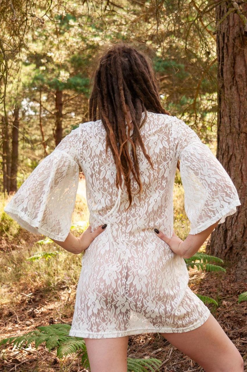 20P Une fille sexy montre son cul serré tout en se taquinant dans une robe courte en plein air