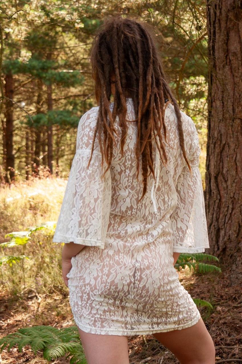 20P Une fille sexy montre son cul serré tout en se taquinant dans une robe courte en plein air