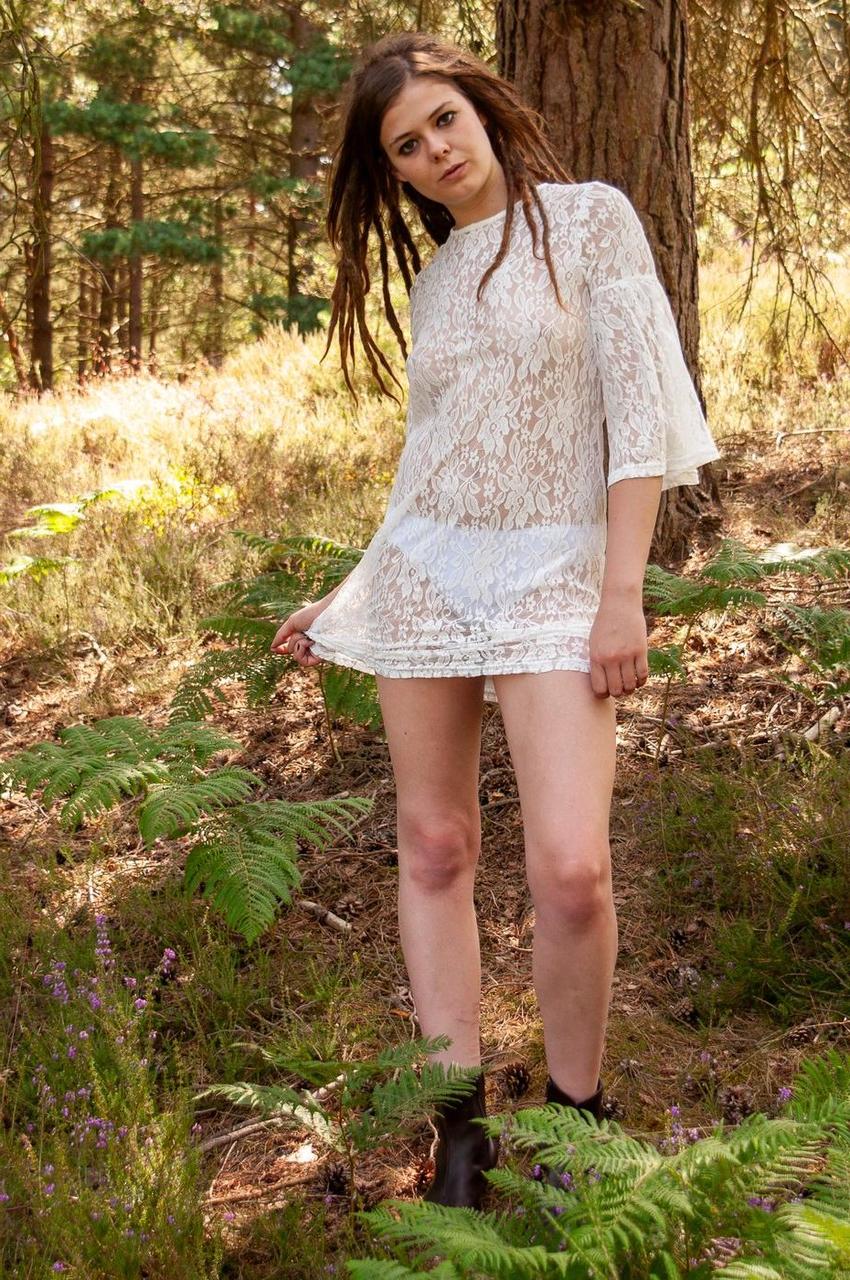 20P Une fille sexy montre son cul serré tout en se taquinant dans une robe courte en plein air
