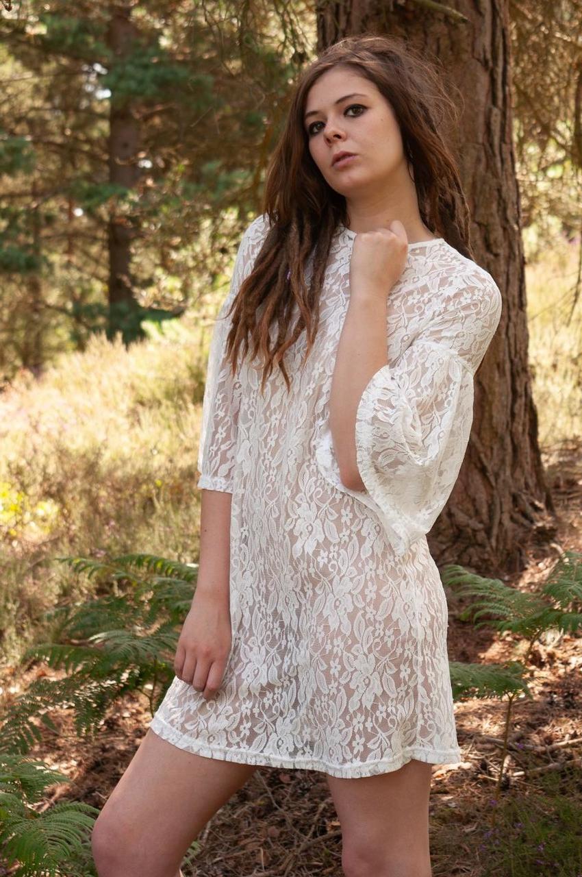 20P Une fille sexy montre son cul serré tout en se taquinant dans une robe courte en plein air
