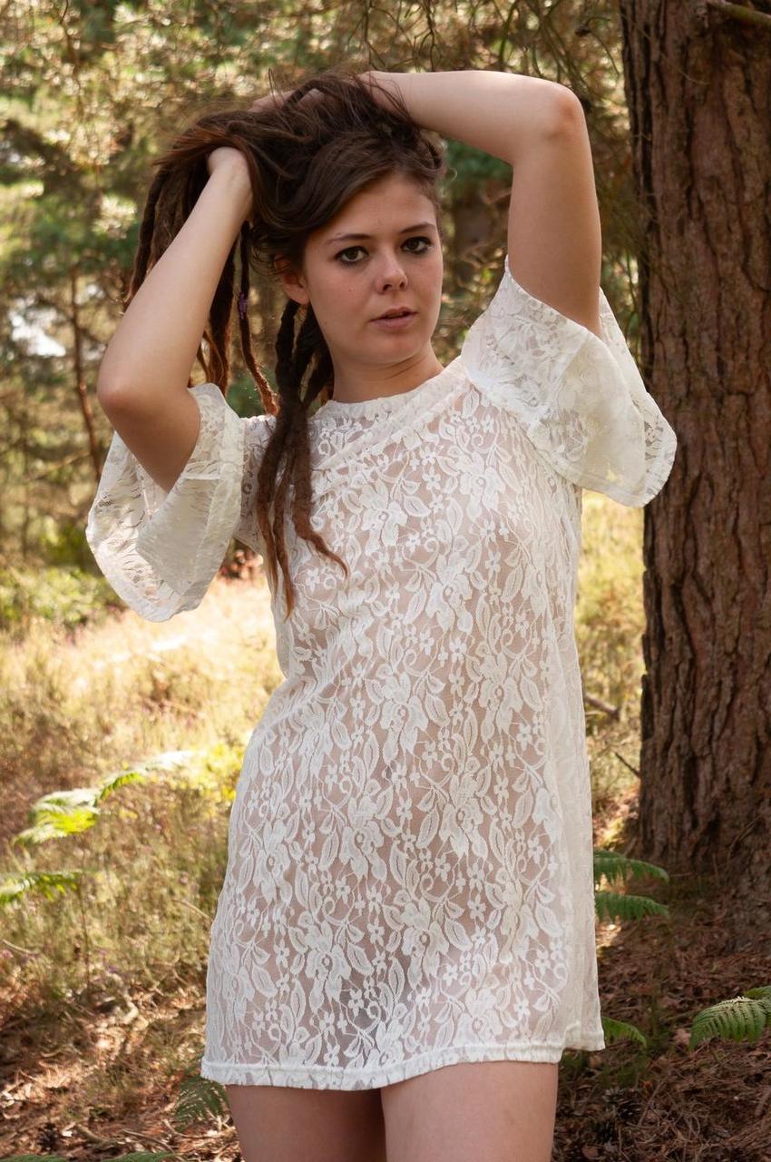 20P Une fille sexy montre son cul serré tout en se taquinant dans une robe courte en plein air