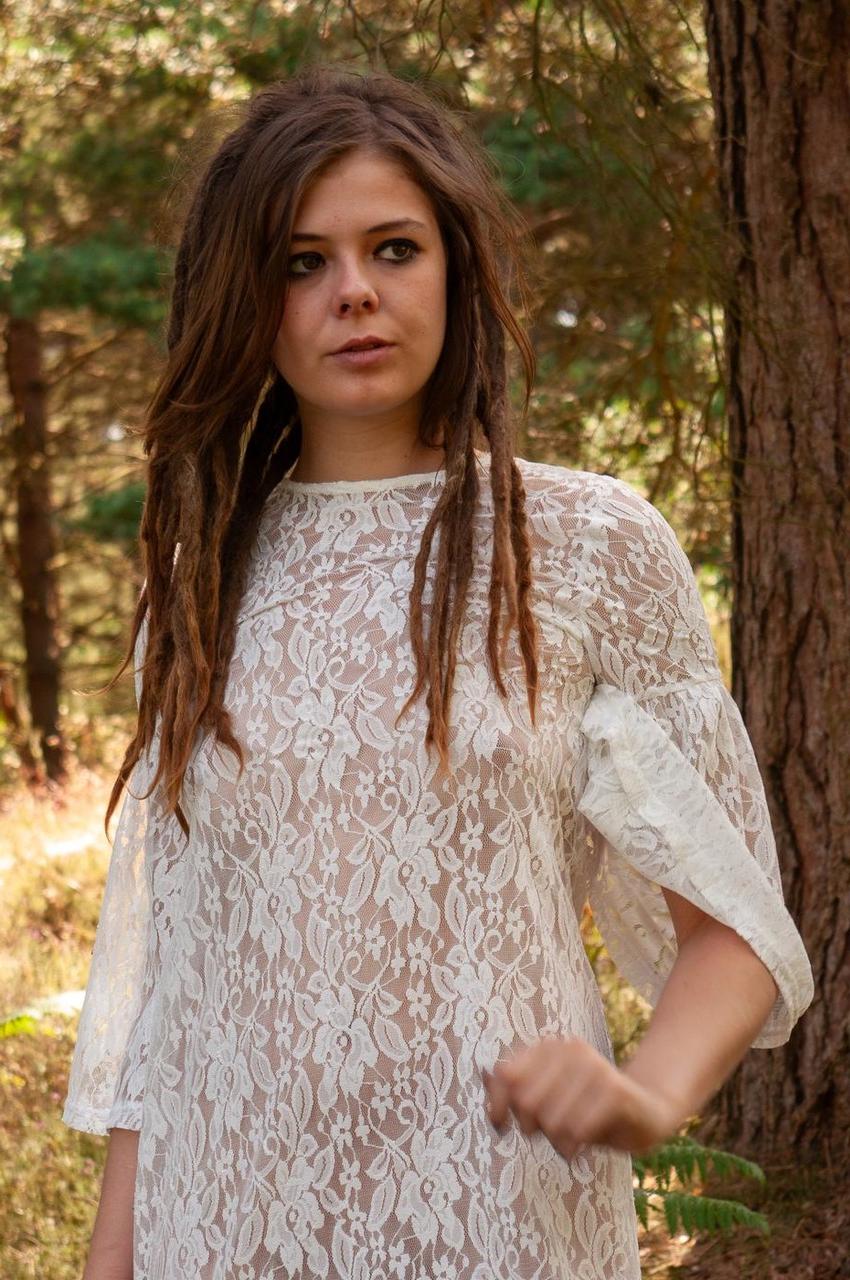 20P Une fille sexy montre son cul serré tout en se taquinant dans une robe courte en plein air